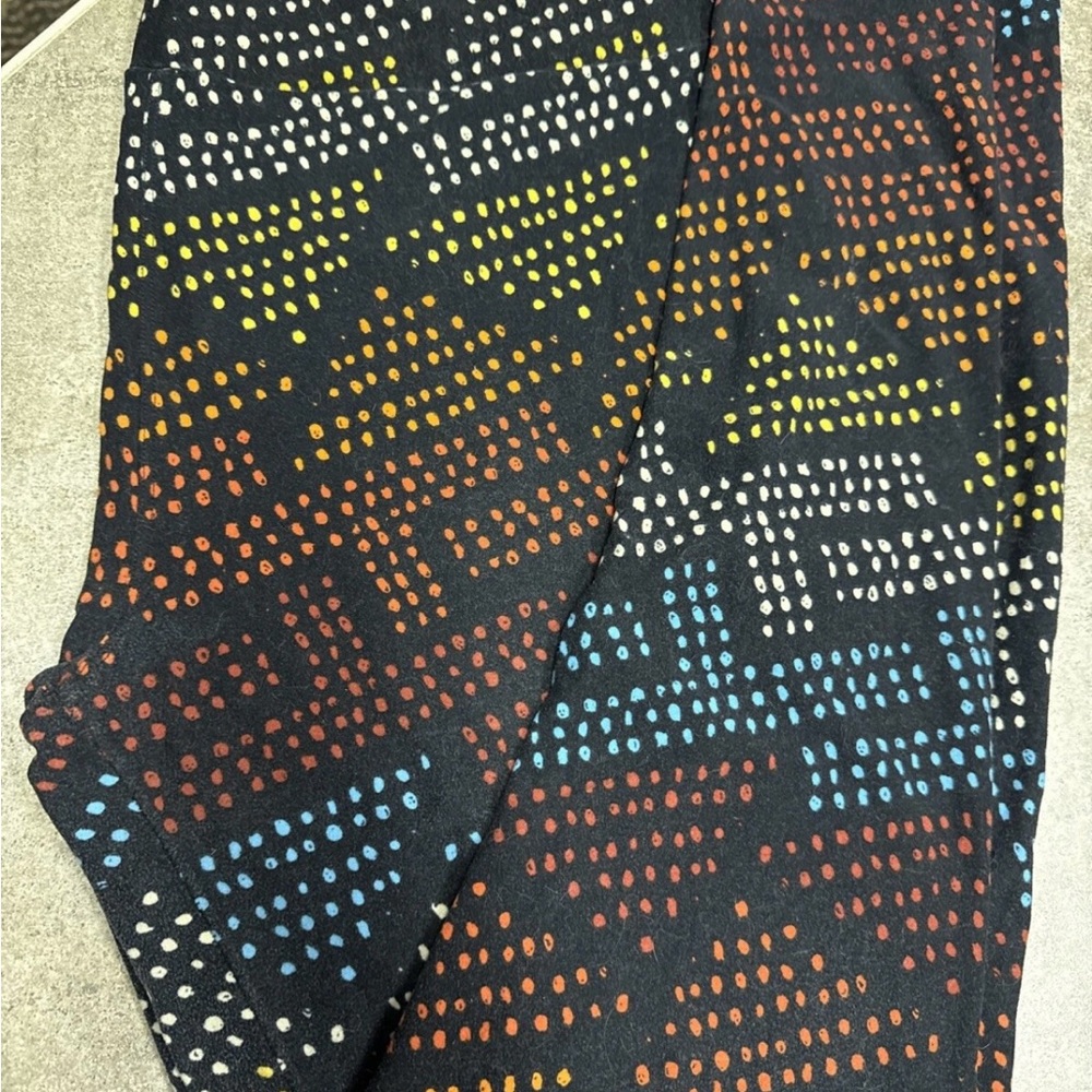 LuLaRoe Black Geometric color scheme Patterned Leggings Tall and Curvy LLR